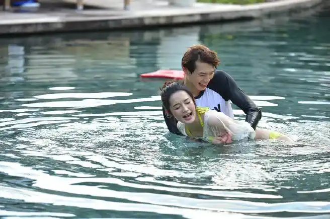 《我们相爱吧》第二季,魏大勋教李沁游泳片段