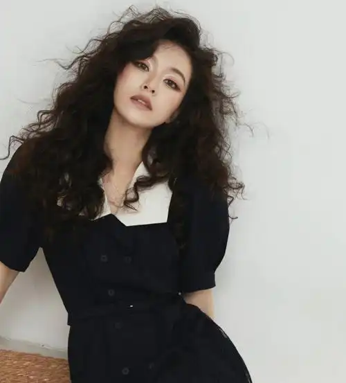 长发烫换上爆炸卷,满头都是卷曲的造型,造型感十足,长发烫卷到底有