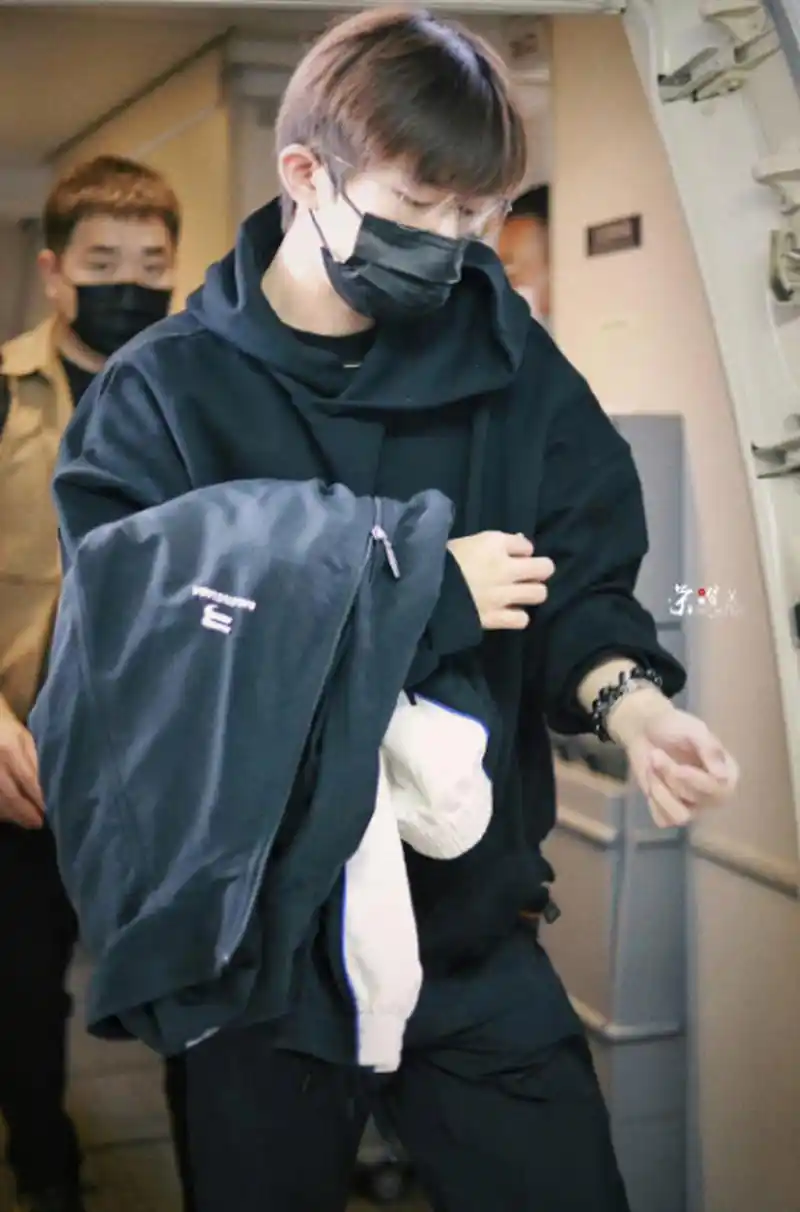 易烊千玺戴眼镜机场照 新鲜的新鲜的,all black好酷,今天是戴着墨镜的