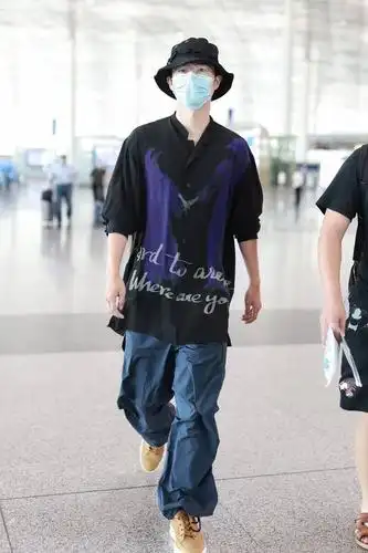 刘昊然穿搭印花短t宽松的牛仔裤穿搭帅气很是期待唐三