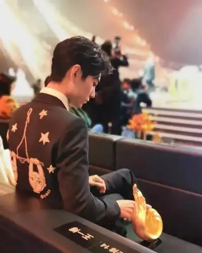 微博之夜王一博提前离场,肖战把奖杯放在他的座位,背影让人心疼