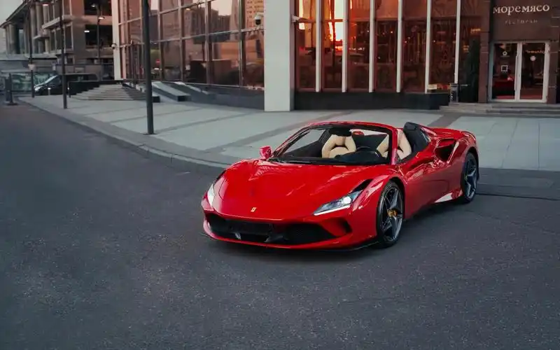 纵使无人伴身旁也要一展少年狂法拉利f8spide4k超清