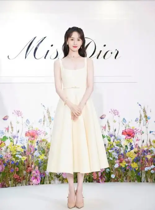 袁冰妍"白瓷肌"真占优势,穿奶白色吊带裙清新灵动,似邻家女孩|裙子