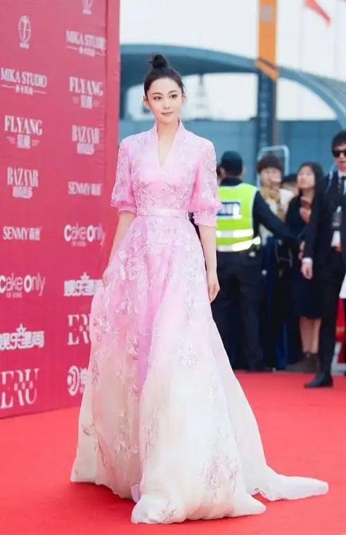 张馨予真是像仙子一样一袭粉色缎面长裙好美生图也抗打