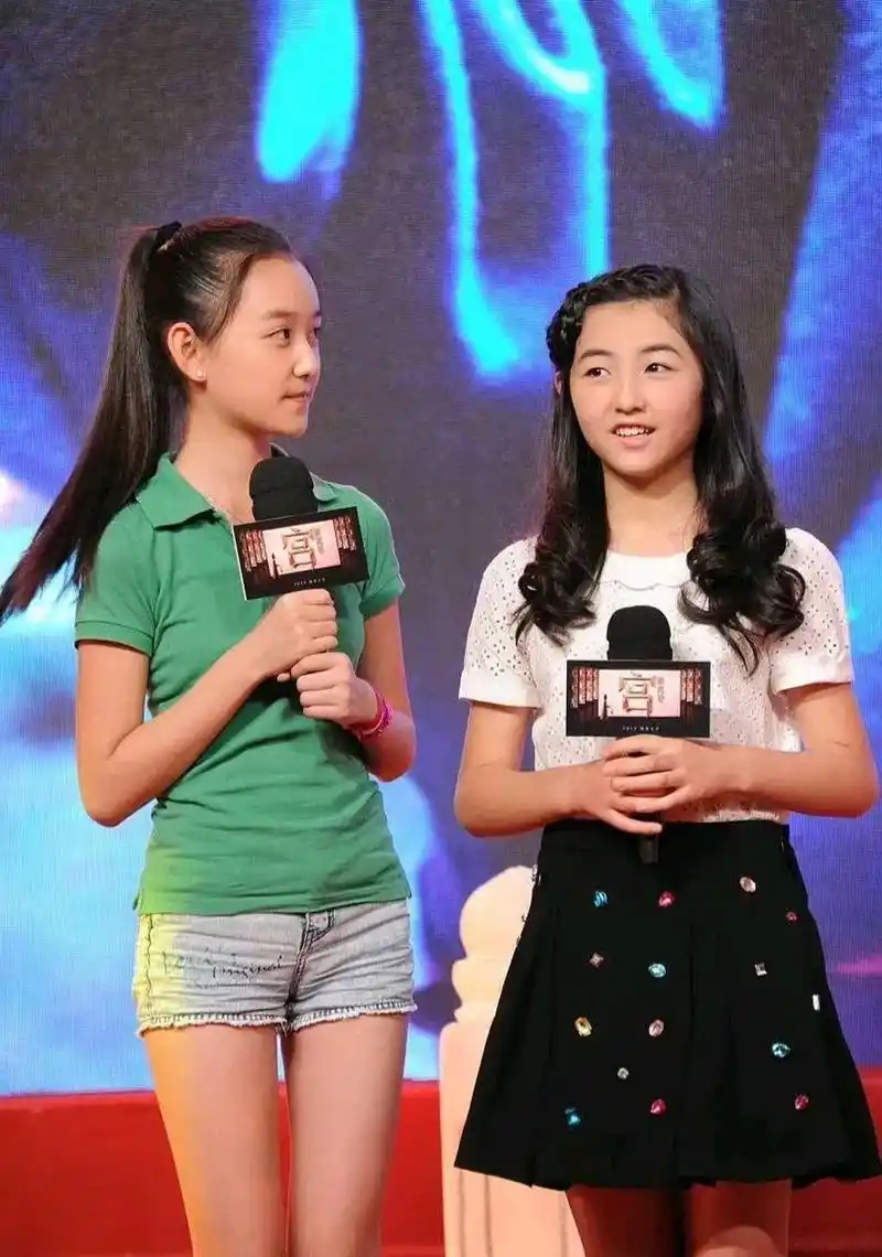 当时的张子枫和蒋依依还完全没长开,如今十多年过去了,她俩从少女变成