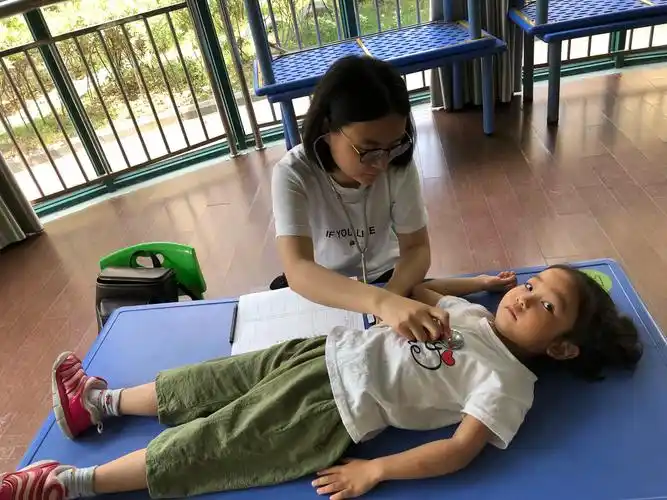 小朋友们一个个乖乖排好队,躺在桌子上,让我们医生阿姨进行全身检查!