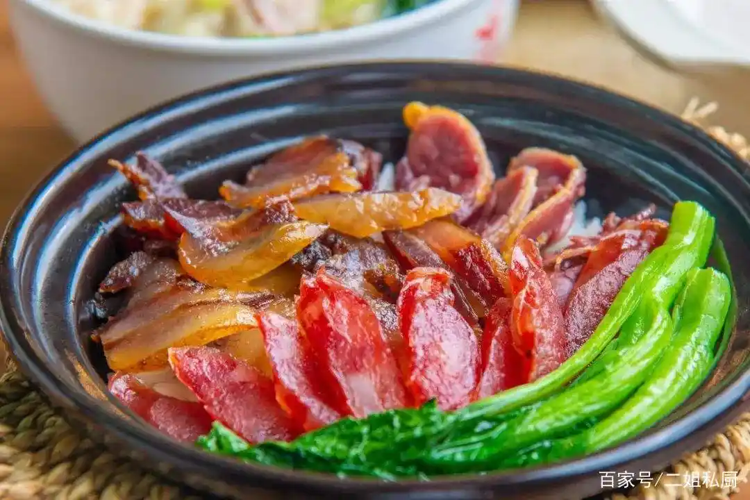 腊肉煲仔饭,制作简单,而且吃起来美味,多吃都不会感觉腻