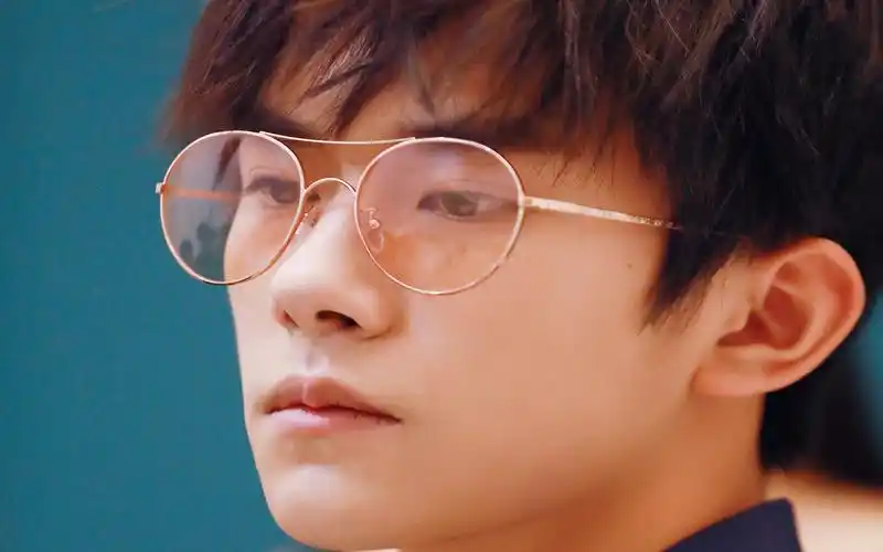 易烊千玺侧颜帅气高清图片壁纸