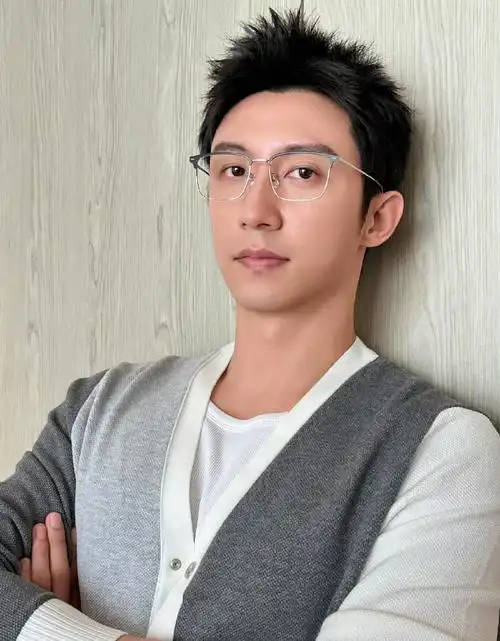 和性格反差感9615金丝眼镜一戴,直接化身高冷精英型男黄景瑜超话