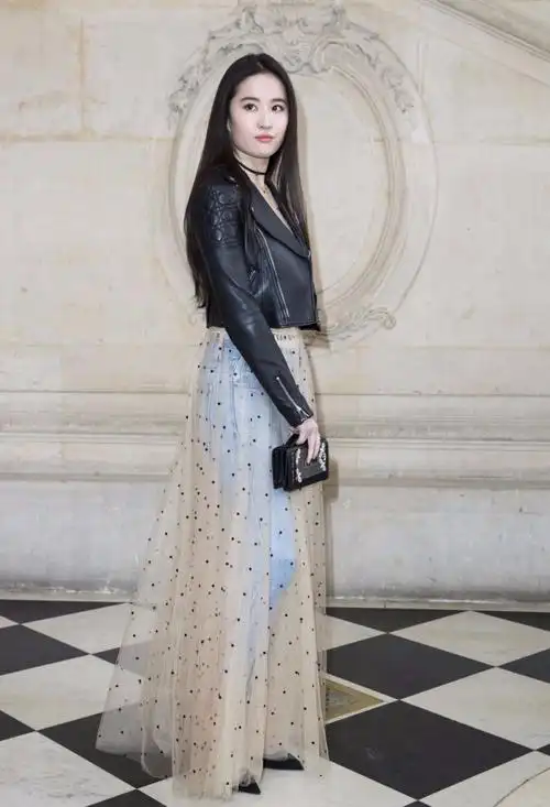 刘亦菲带火了一种新穿法:裙子 裤子混搭,居然意外的好看_牛仔裤_明星