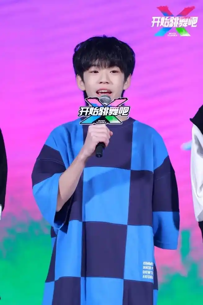 张轶程 #闪闪发光的少年 让我们一起期待开始跳舞吧!共同期 - 抖音