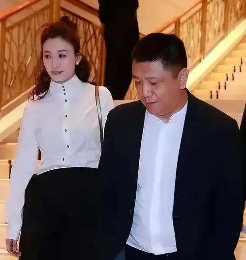 李小冉被富商折磨4年竟2次流产没想到男闺蜜砸下5亿接盘成功