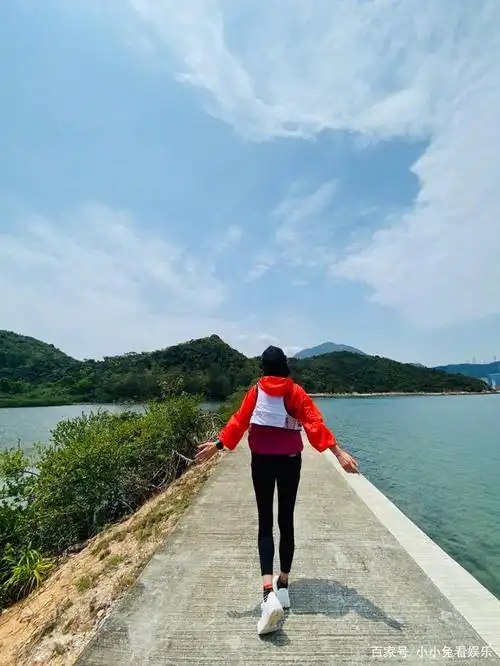 一张背影照,满屏大长腿.