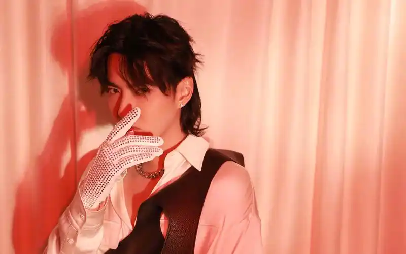 吴亦凡新发型帅气图片桌面壁纸