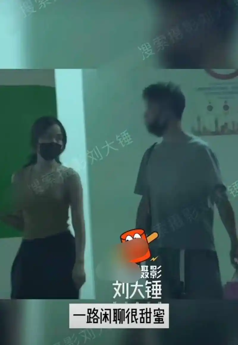 黄龄和男友手牵手逛街,感情甜蜜身高差很萌