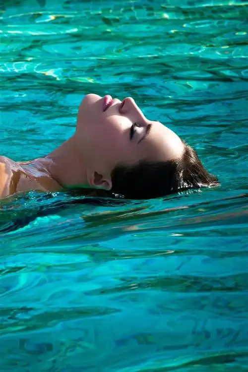 女孩在游泳池里游泳 4k