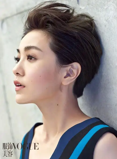 积极突破造型寻找最适合的发型,所以今天看到了她各种各样的短发形象