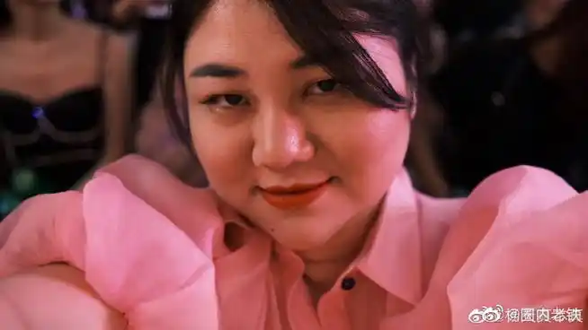 杨天真晒自拍照