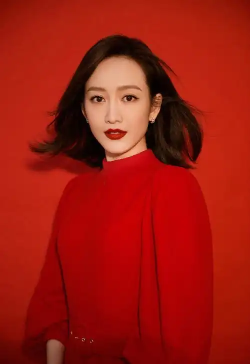 简介:王鸥新喜庆性感写真图片,分享一组王鸥图片给大家,图中的明星