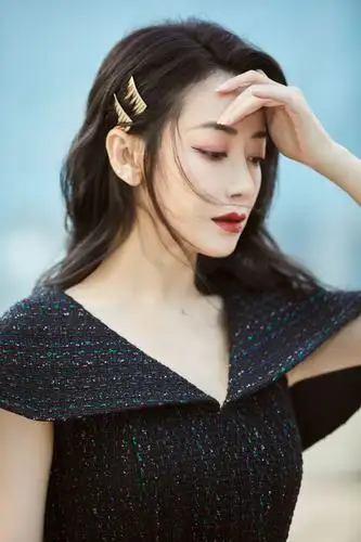 陈紫函现身中国时装周秀场身穿黑色斗篷裙时尚优雅