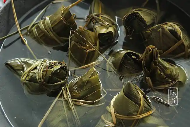 会串味4如果担心自己包的粽子不紧,用锅蒸保险一点 一般要煮粽子的话