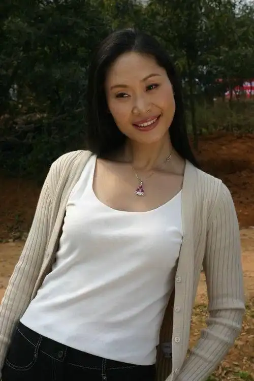 尽管生活比较艰辛,但于文华却乐在其中,还有一个爱好唱歌.