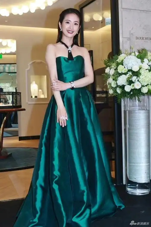 当天林依晨以一袭缎面抹胸长裙亮相,性感而不失优雅.