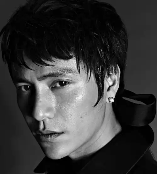 陈坤登杂志封面