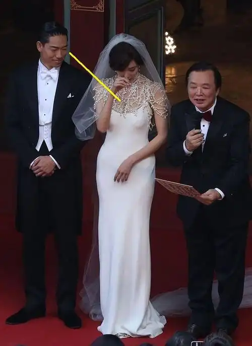 林志玲结婚时穿的五套礼服,一套比一套暴露,把婚礼变成了秀场_网易订