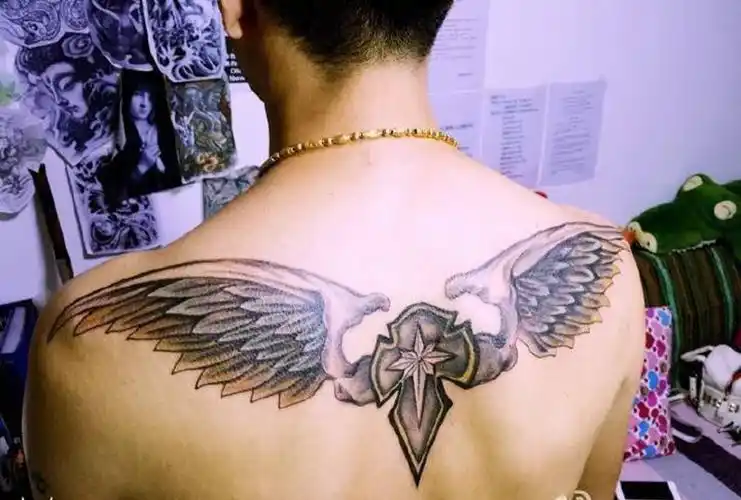 翅膀纹身图片_成品背部纹身图案