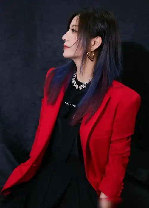 瘦身成功后的赵薇红色西装搭配黑裙率性干练霸道女总裁的气场