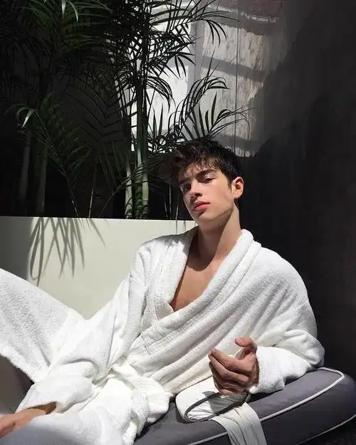 被誉为西班牙的"justin bieber",精瘦身材,腹肌明显,爱了