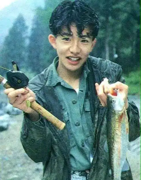 木村拓哉在小时候就被爷爷带着钓鱼,培养了钓鱼的爱好.