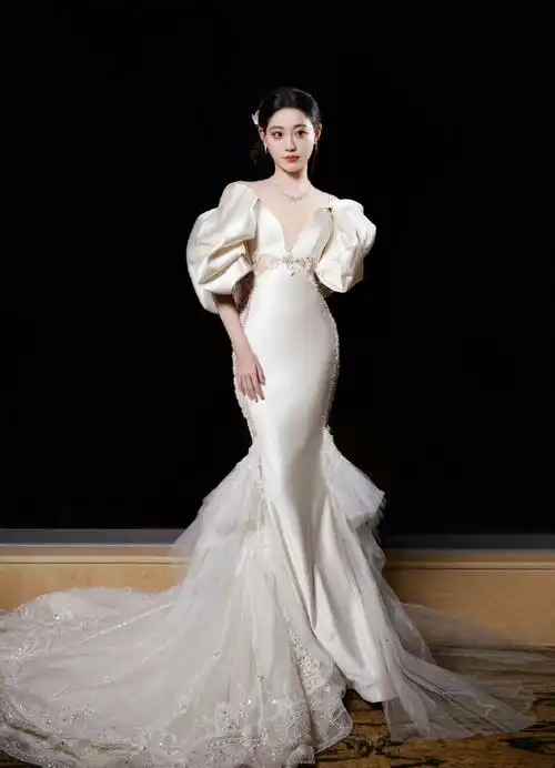 祝绪丹月白缎面珠缀礼服##祝绪丹人鱼公主礼服