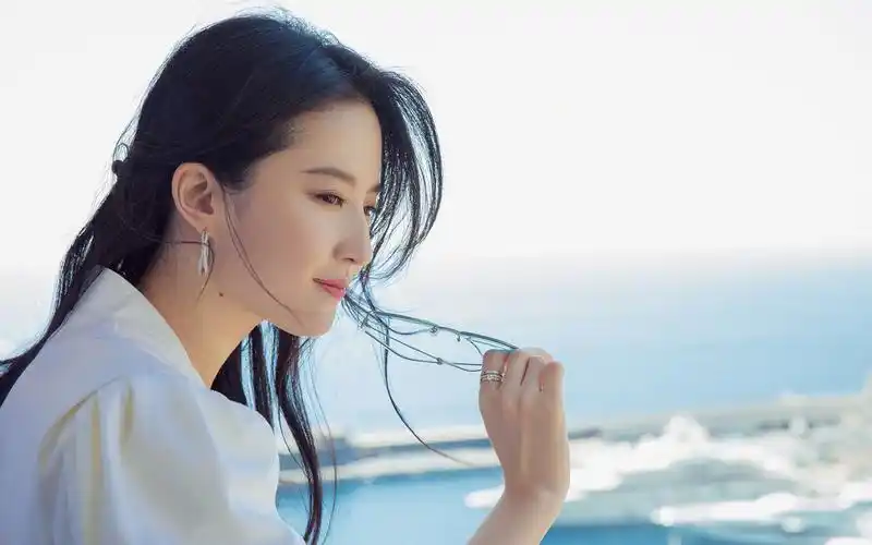 刘亦菲精致优雅高清桌面壁纸