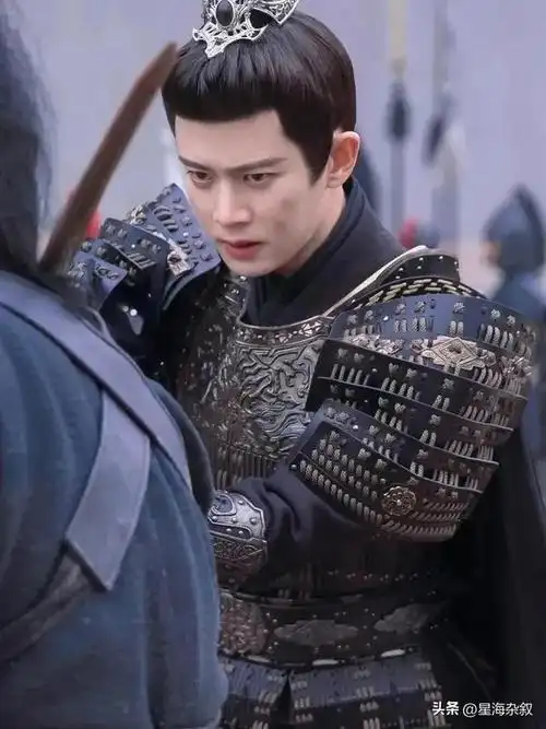 任嘉伦戴着金丝眼镜的侧颜拍下尽显魅惑有种现代周生辰即视感