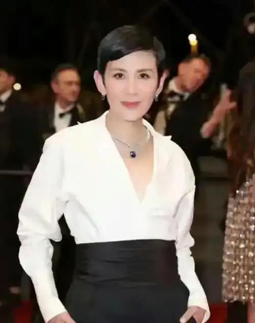 右边是刘嘉玲,1965年生,身高167cm.