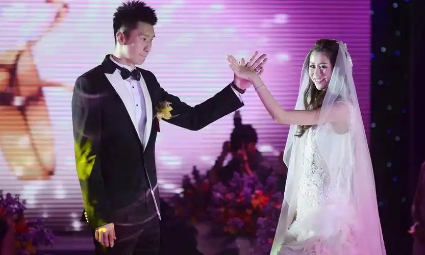 豪门婚礼:伴娘低胸抢镜 (61图)