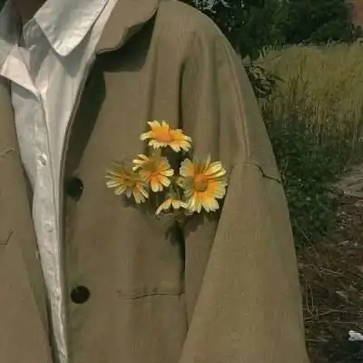 手里拿花的男生头像 单身头像想恋爱了 - 微信头像 - 潮人个性网