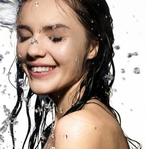 首先头发在湿哒哒的状态下,毛鳞片是打开的,这种情况不能持续太久,不