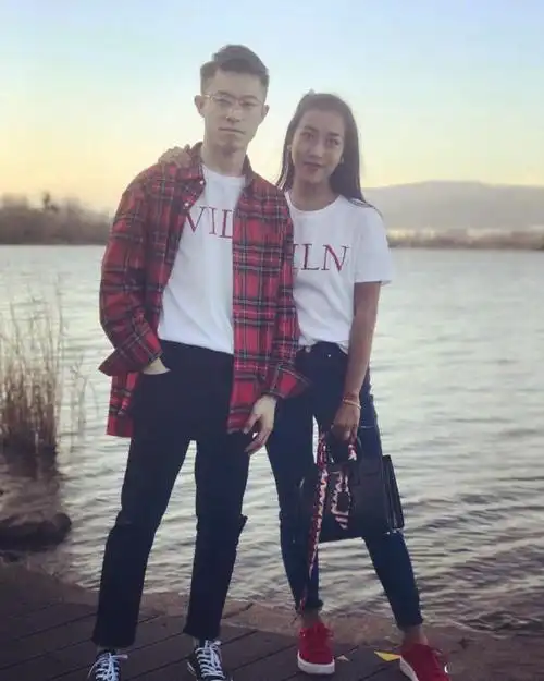 吉克隽逸罕见晒与弟弟合照 一美一帅很是养眼