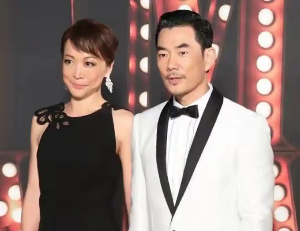 任贤齐老婆罕见露面,被粉丝吐槽长相太丑,太老气,配不上小齐.