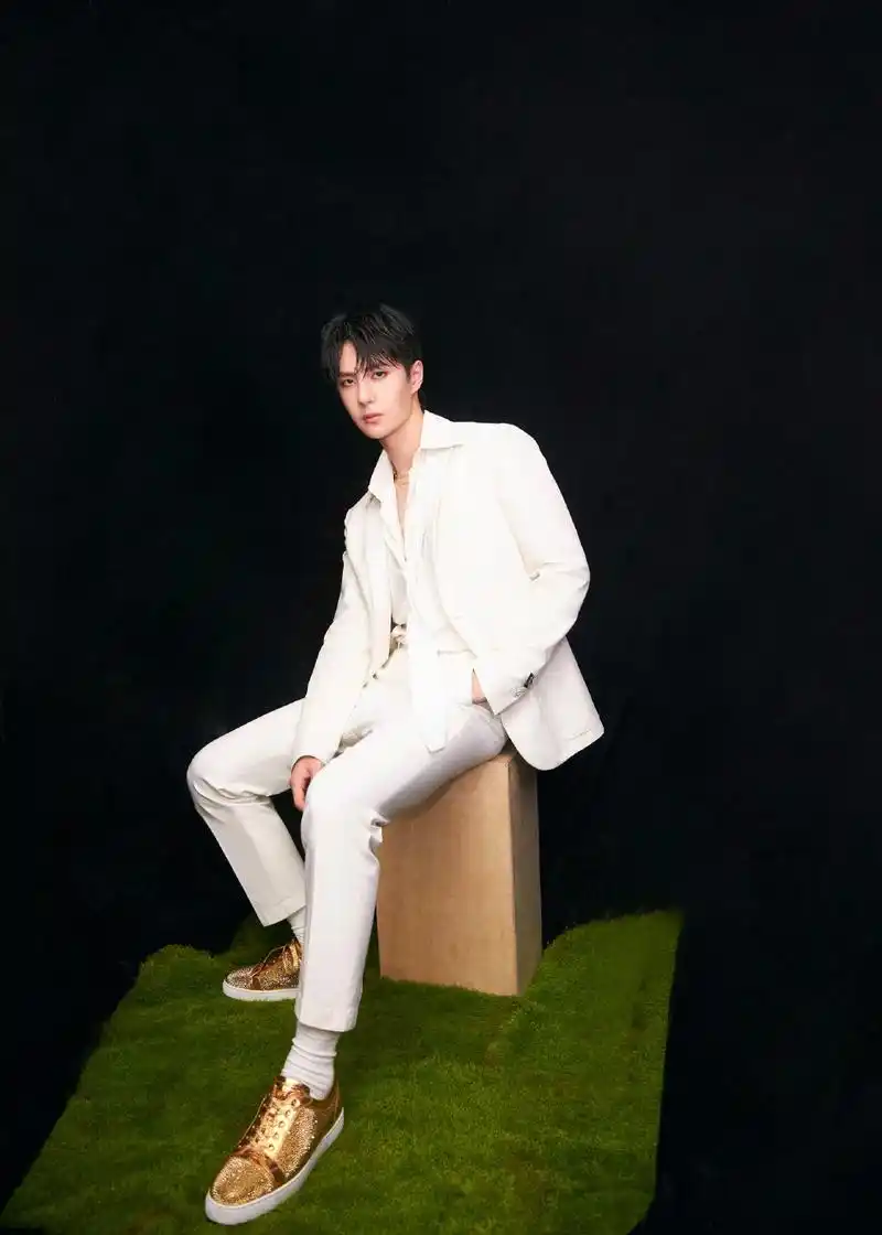 消息官豹发布王一博舞台照及造型大片酷燃野性邂逅极致诱惑