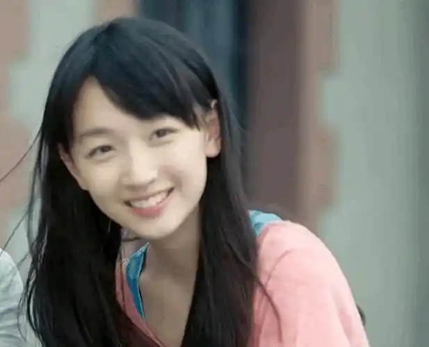 网站首页 阅娱坛 周冬雨的"原装脸"又火了,粉丝曝出周冬雨出道前的旧