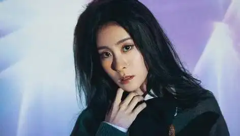 张碧晨是exo私生之一,蹲过机场,宿舍楼,还因张艺兴做练习生