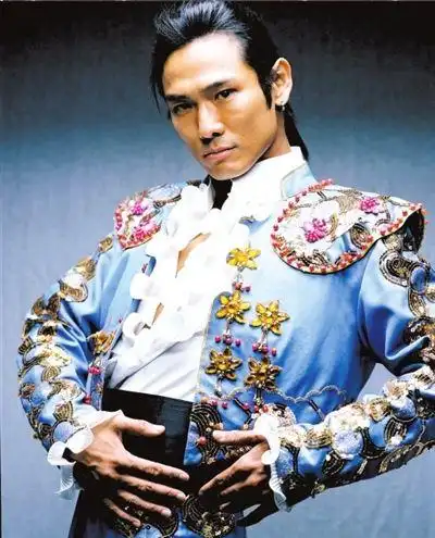 影视剧上也有像《第八号当铺》这样的代表作,可是就在杜德伟大红之际