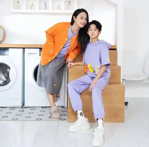 曹颖儿子和女儿近况(曹颖晒全家福庆结婚纪念日)_金纳莱网