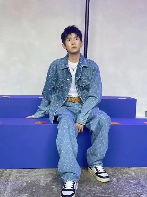 王源米兰看秀图##王源外网生图状态