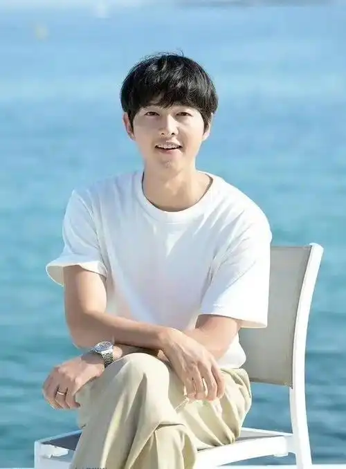 宋仲基亮相戛纳电影节脸蛋浮肿被吐槽油腻 韩国男明星都逃不过空气