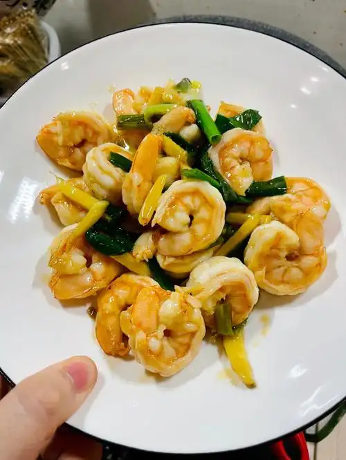 做菜香香鲜鲜的葱姜炒虾仁
